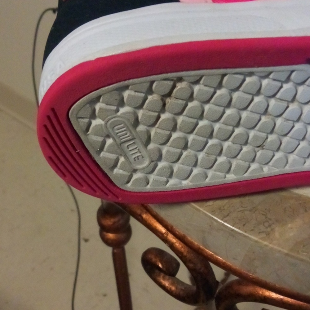 Women's Sz 7.5 DC high top skate sneakers - Picture 8 of 8